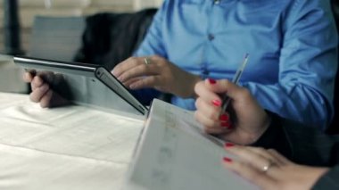 Patron onun çalışan için iş planı açıklar. kamera sabitleyici vurdu