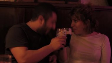 iki arkadaş barda gülüyor ve bir bardak bira ile kızartma