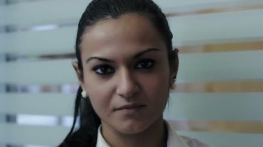 kendinden emin ve gülümseyen arayan kadın