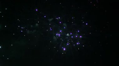 Gece gökyüzünde renkli havai fişekler