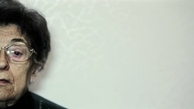 endişeli ve yalnız yaşlı bir kamera (yarım yüz arıyorum kadın portresi)