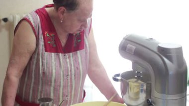 hamur yoğurma makinesi kullanan kadın