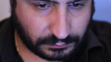 Dizüstü bilgisayar kullanan adam