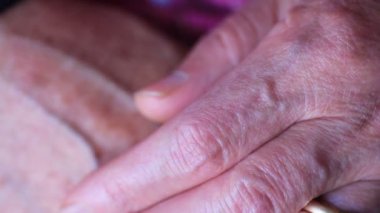 Bir çift eski el araya sıktı