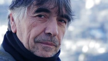 Öyle dalıp gitmişim bir olgun adam portresi yakın çekim