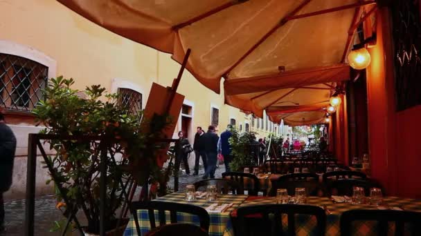 Meja dan kursi khas restoran di Trastevere — Stok Video