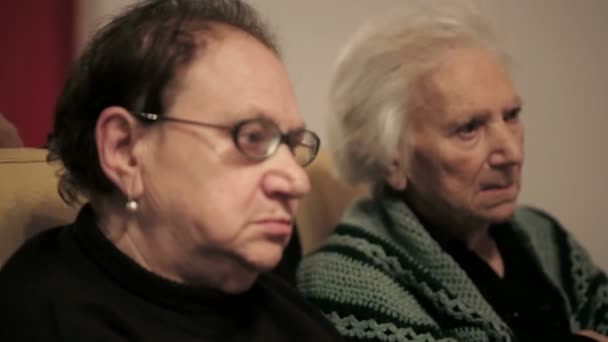 Duas mulheres idosas assistindo TV — Vídeo de Stock
