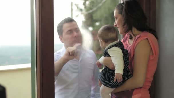 Familia feliz con el bebé — Vídeo de stock