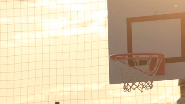 Baloncesto pasando por la red — Vídeos de Stock