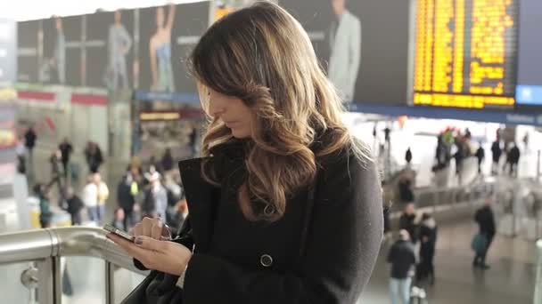 Mujer usando su teléfono celular — Vídeo de stock