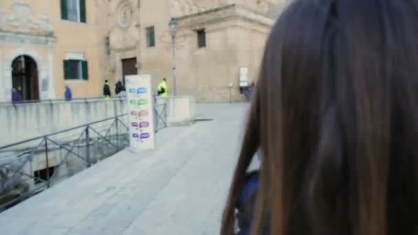 Beautiful young woman in urban environment — Stock Video