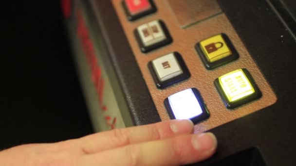 Жінка обертається ігровий автомат — стокове відео