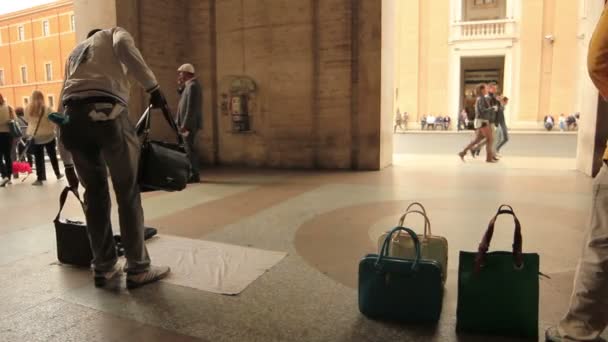 Illegale verkoop van zakken op de straten van Rome — Stockvideo