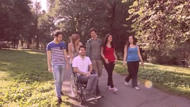 Handicapped uomo con i suoi amici — Video Stock