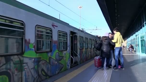 Freunde umarmen sich am Bahnhof — Stockvideo