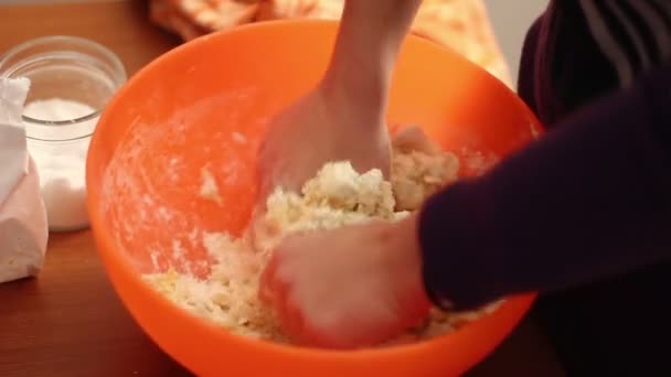 Beredning av paj med nötter — Stockvideo