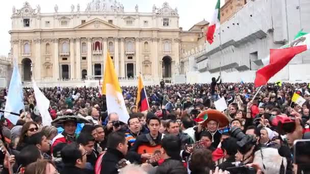 Peregrinos en la plaza de San Pedro durante el primer Ángelus del Papa Francisco — Vídeos de Stock
