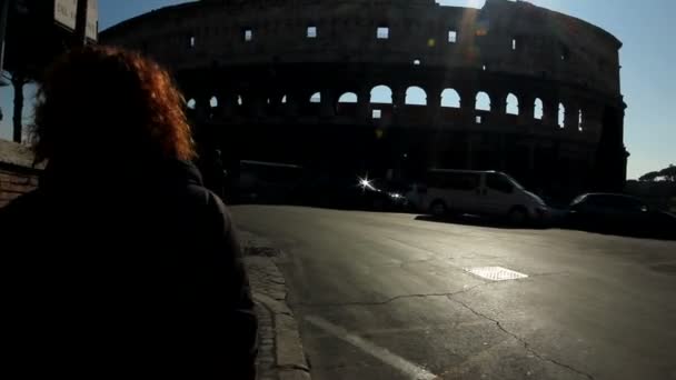 Donna che cammina vicino al Colosseo — Video Stock