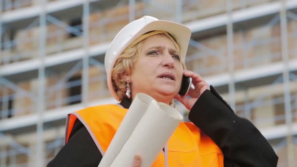 Kobiece inżynier rozmowa przez telefon — Wideo stockowe