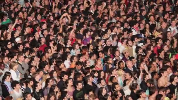 Portarit detailu se zaměřují na dav na koncertě přitom tleskat — Stock video