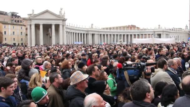 Толпа на площади Святого Петра — стоковое видео
