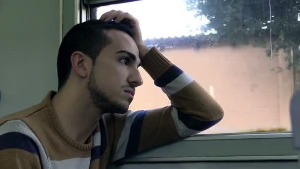 Smutne, młody mężczyzna w pociągu — Wideo stockowe
