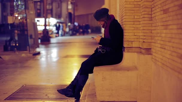 Mujer joven usando el teléfono celular — Vídeo de stock