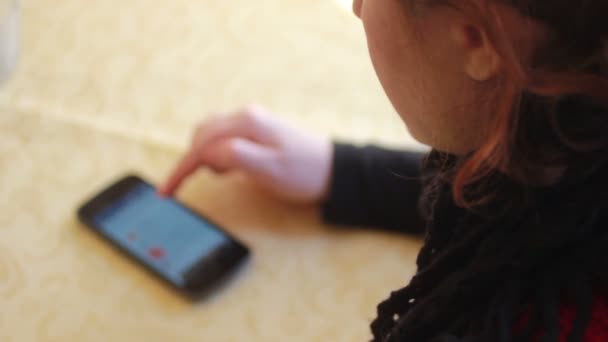 Vrouw met een smartphone — Stockvideo