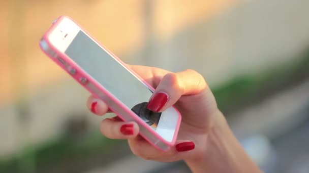 Gadis muda menggunakan smartphone — Stok Video