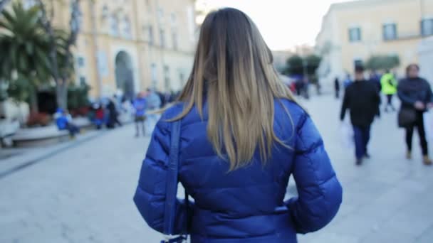 Jovem mulher andando na rua cidade vida inverno. Movimento lento — Vídeo de Stock