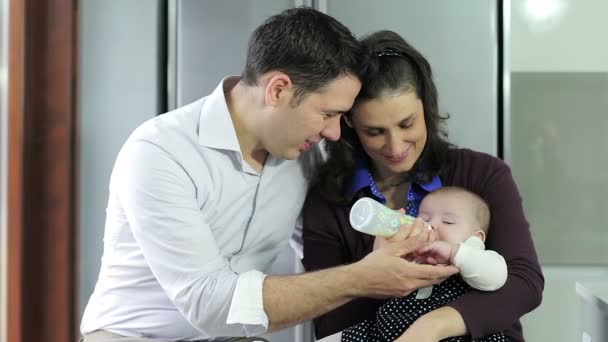 Mãe e pai com bebê — Vídeo de Stock