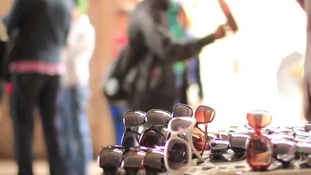 Street vendor selling sunglasses — Stock Video