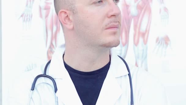 Mannelijke arts met de stethoscoop permanent — Stockvideo