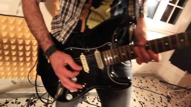 Hombre tocando la guitarra eléctrica — Vídeos de Stock