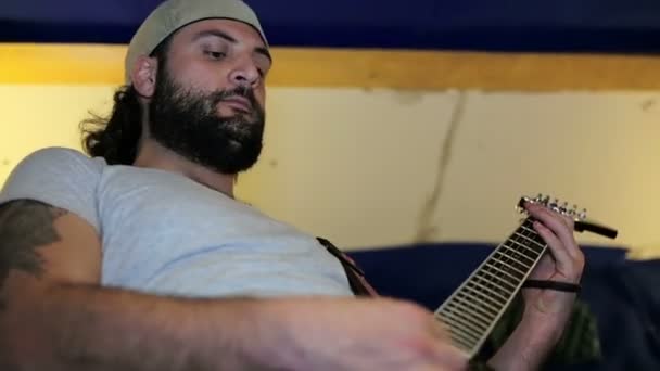 Hard Rock mâle Heavy Metal Guitariste jouant de la guitare électrique en studio — Video