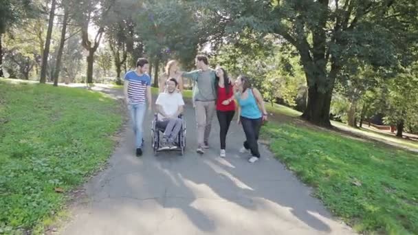 Gehandicapte man met zijn vrienden — Stockvideo