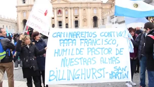 Menigte in Saint Peter's Square — Stockvideo