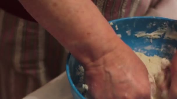 Yaşlı kadın hamur yoğurma — Stok video