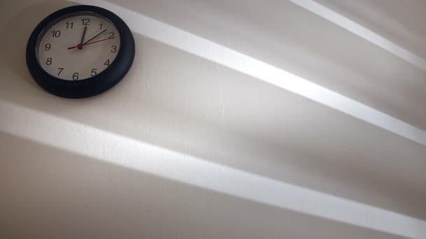 Годинник на білій стіні — стокове відео