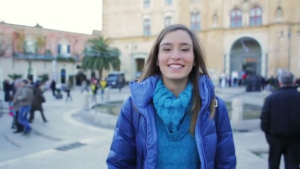 Hermosa chica delgada caminando por la calle y sonríe. Steadycam. — Vídeo de stock