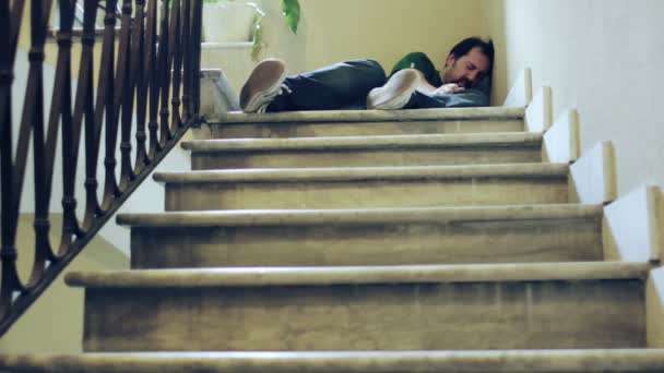 Hombre borracho durmiendo en una escalera — Vídeos de Stock