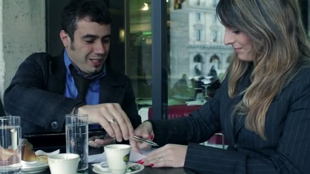 Mujer de negocios poniendo firmas en documentos en un bar — Vídeos de Stock