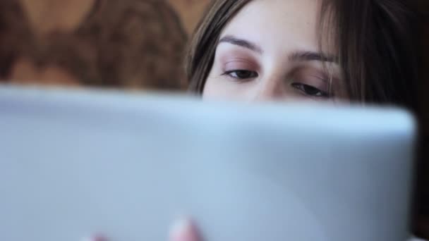 Kvinna med hjälp av tablet PC i sängen — Stockvideo