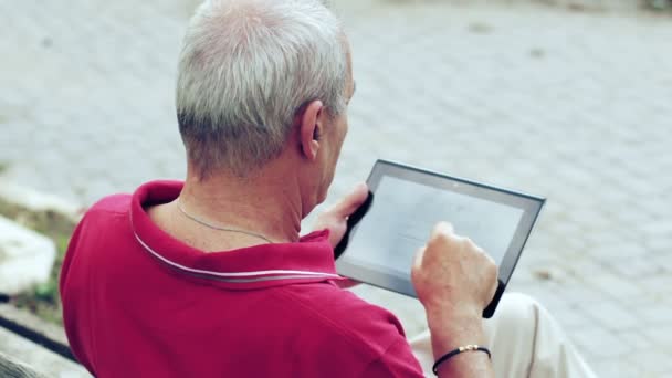 Homem velho com computador tablet — Vídeo de Stock