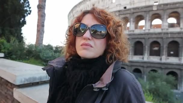 Verwarde vrouw naast het Colosseum — Stockvideo