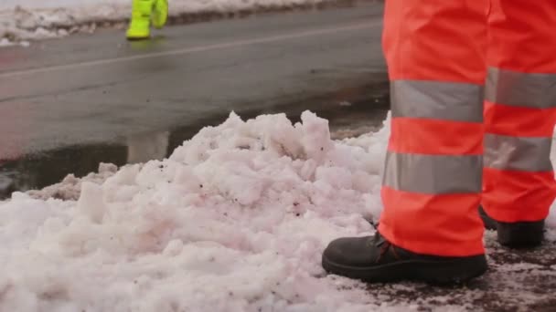 Člověk lopaty na sníh z chodníku — Stock video