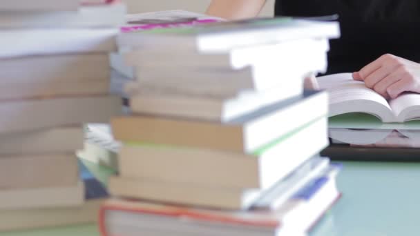 Hombre joven estudiando con la tableta — Vídeos de Stock