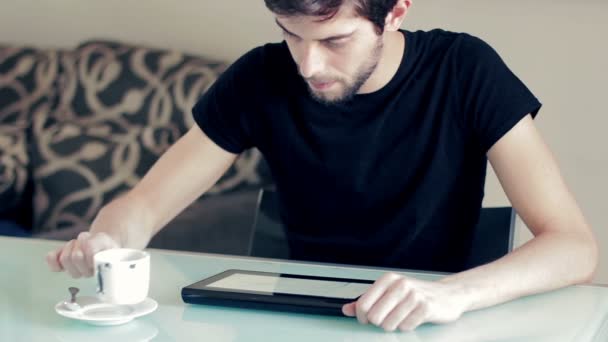 Tableta - varón joven en pensamientos haciendo un examen y tomar café — Vídeo de stock