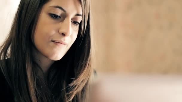 Красивая девушка с помощью ноутбука — стоковое видео