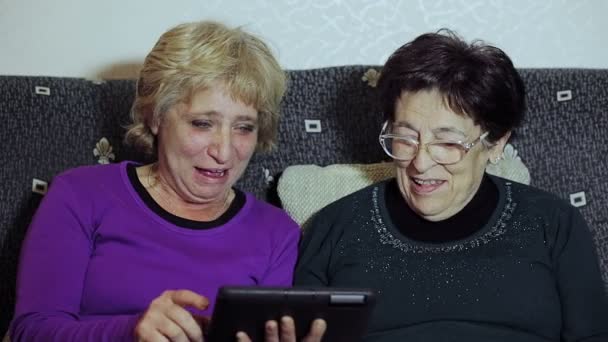 Seniorin Lernt Umgang Mit Elektronischen Tablets — Stockvideo